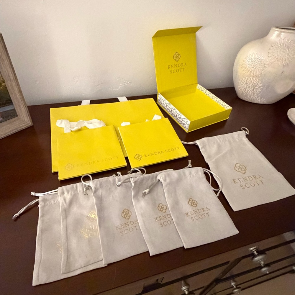 Kendra Scott jewelry bags - Picture 2 of 5